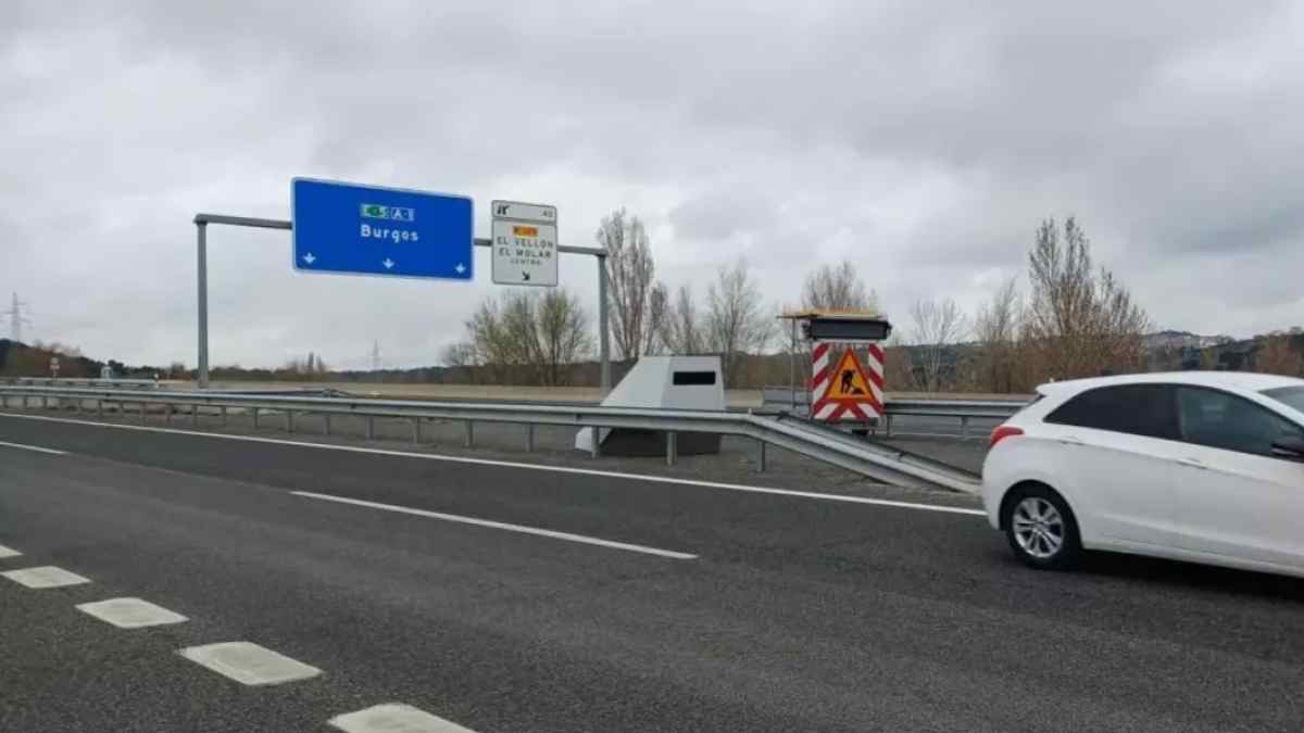 Radar remolque de la DGT en la A-1 de Madrid durante un tramo de obras controlando la velocidad