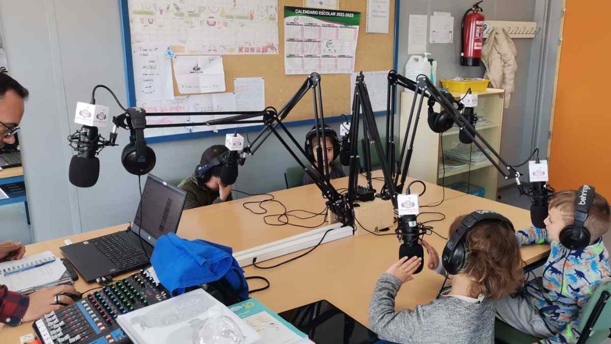 Niños participando en radio escolar del programa Voces del Aula en un colegio público de Madrid