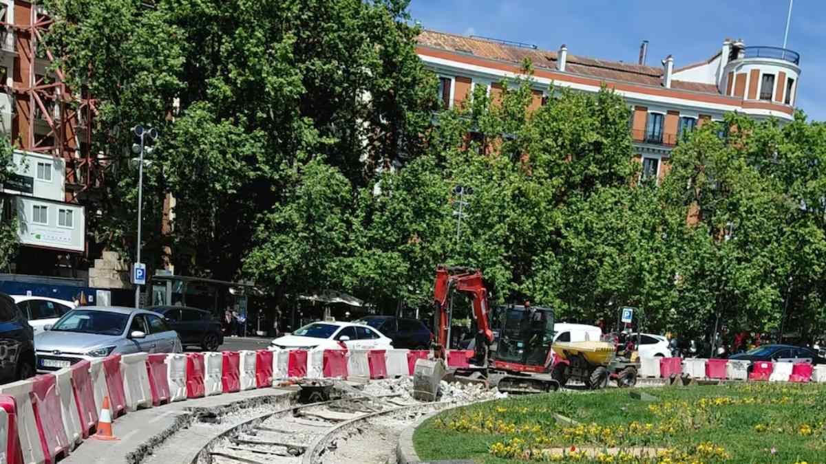 railes del antiguo tranvia descubiertos en obras de la Puerta de Alcala en Madrid