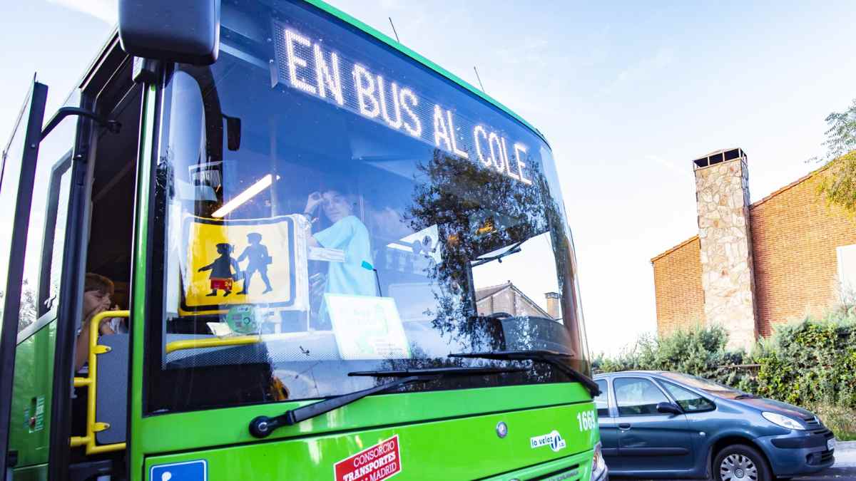 autobús escolar en bus al cole en Rivas con niños subiendo al transporte público