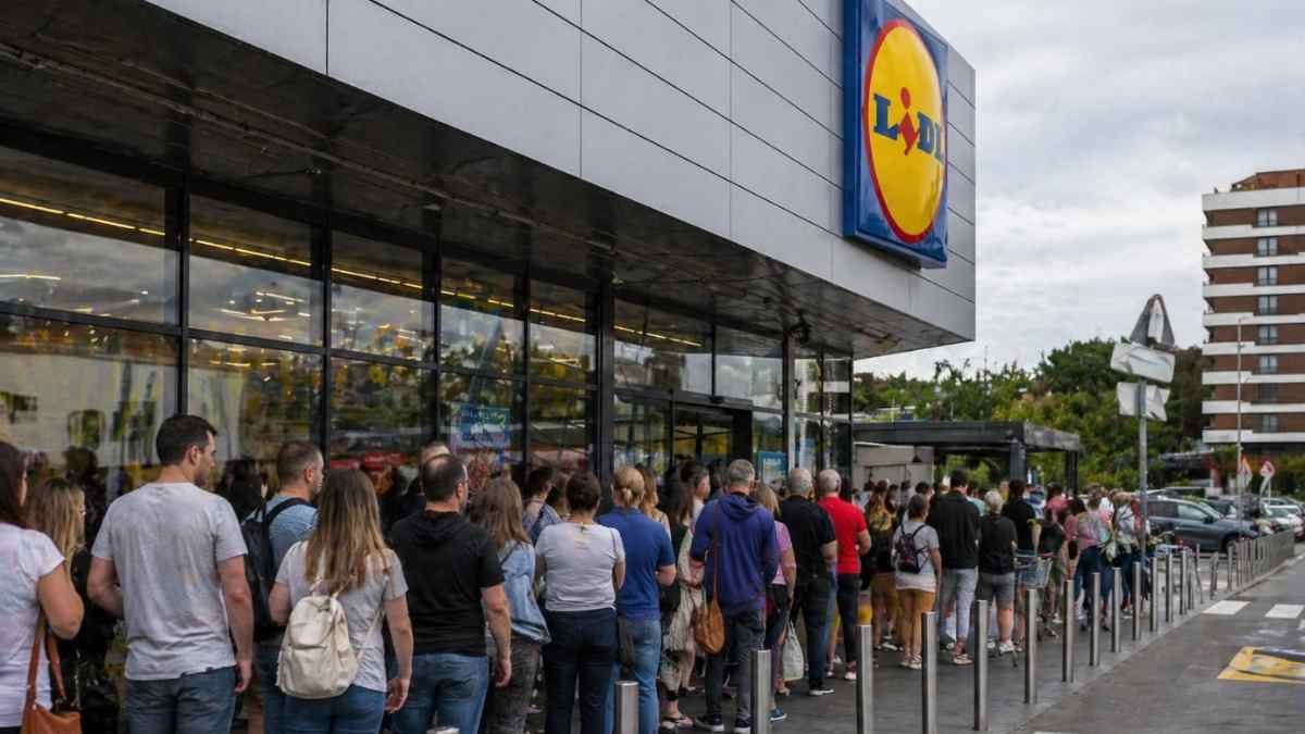 cola de clientes en supermercado Lidl por oferta de sillón colgante de jardín