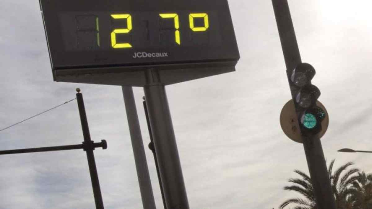 temperatura de 27 grados en Madrid en un panel urbano durante un día cálido de abril