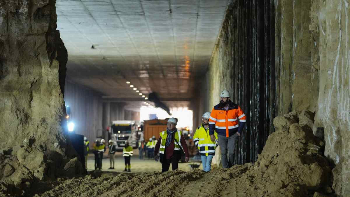 Obras del túnel de la A-5 en Madrid con operarios trabajando en el soterramiento antes de su reapertura en 2026