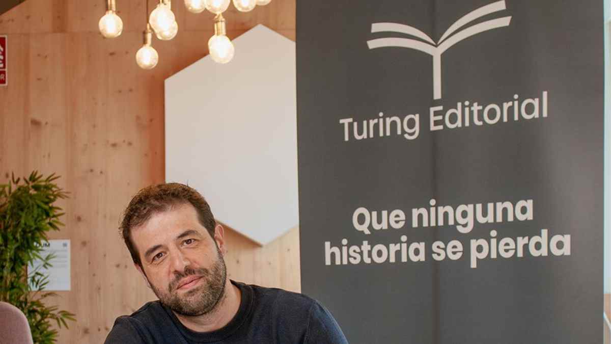 Turing Editorial presentación con directivo explicando libros corporativos con inteligencia artificial