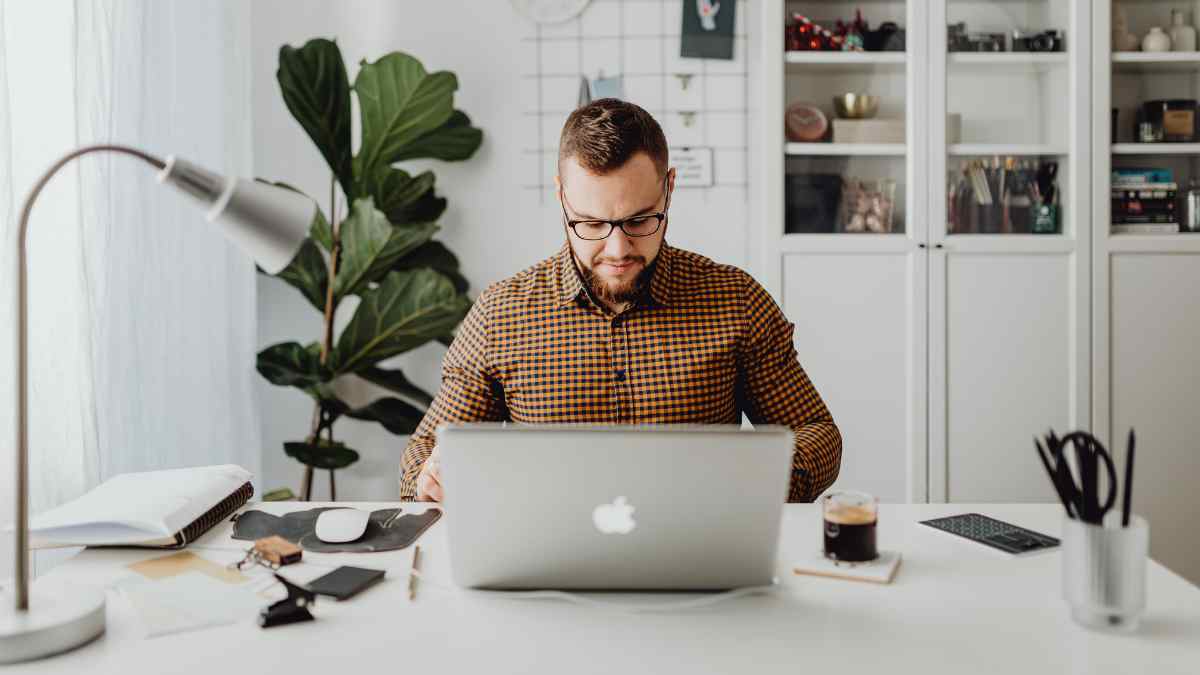 Trabajador teletrabajando desde casa como medida de ahorro energético propuesta por la Unión Europea