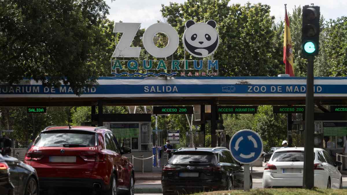 Entrada del Zoo Aquarium de Madrid con coches accediendo y riesgo de multa por aparcar en la Casa de Campo