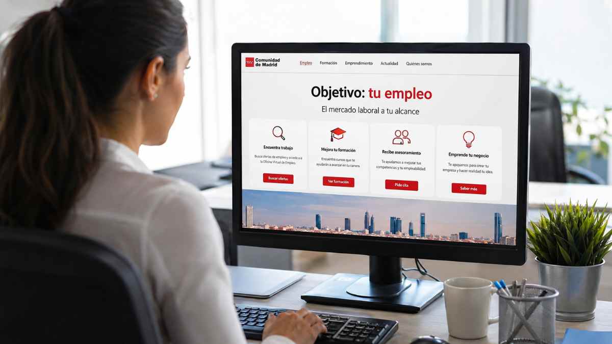 Mujer consultando el portal Objetivo tu empleo de la Comunidad de Madrid para buscar trabajo y acceder a formación