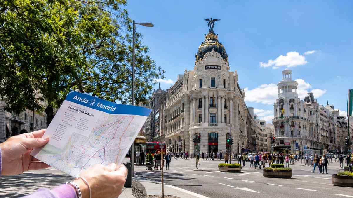 Mapa de Anda Madrid frente al edificio Metrópolis en una de las nuevas rutas a pie por el centro de Madrid
