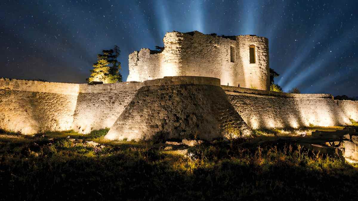 Castillo de la Alameda iluminado de noche durante el ciclo cultural Las noches del castillo en Barajas Madrid