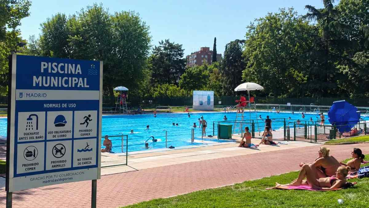 Piscina municipal de Madrid abierta en verano con bañistas y zonas verdes durante la temporada 2026