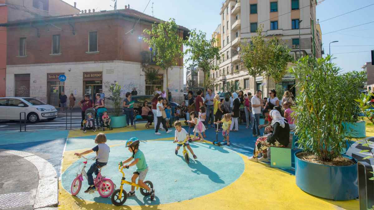 Niños jugando en un espacio urbano durante la jornada Streets for Kids en Torrejón de Ardoz