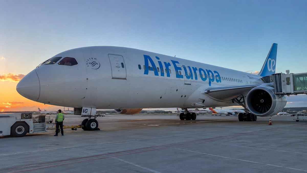 Avión de Air Europa en el aeropuerto tras el estreno de los nuevos vuelos entre Madrid, Oviedo y Sevilla
