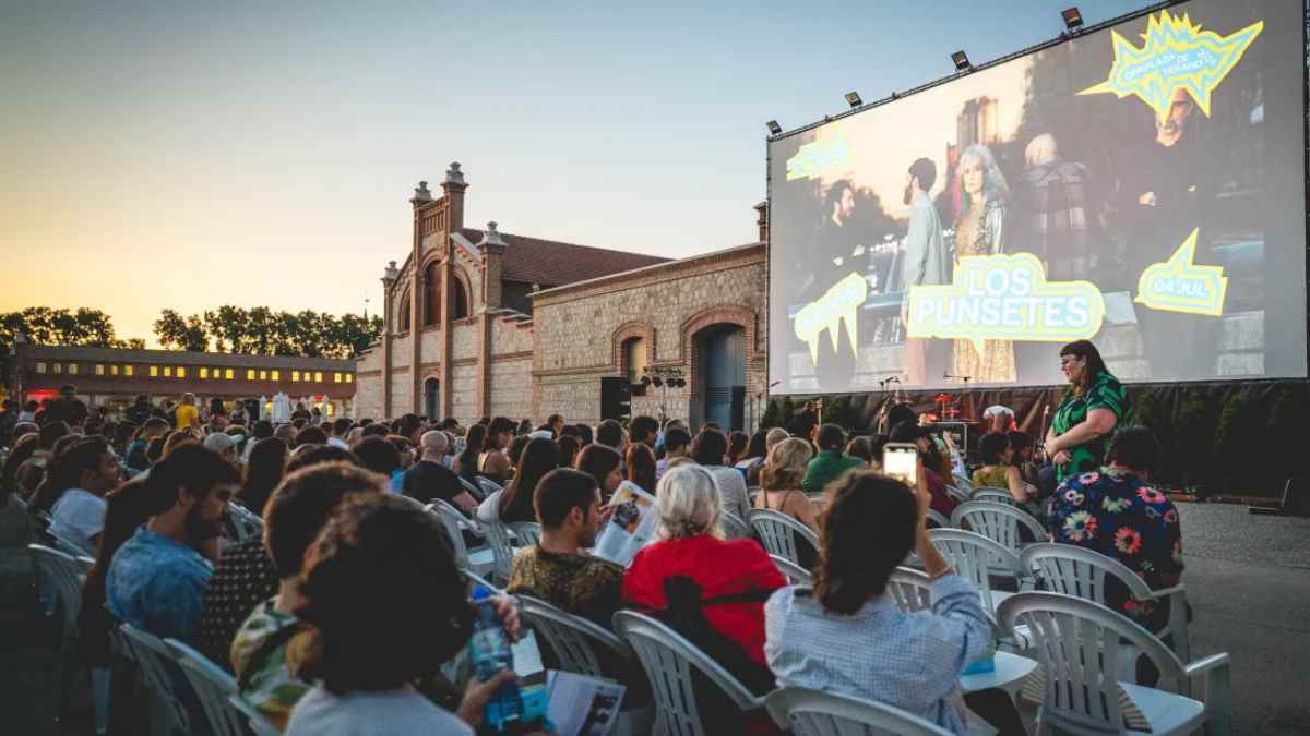 Público asistiendo a una sesión de cine de verano al aire libre en Matadero Madrid durante la programación cultural de julio