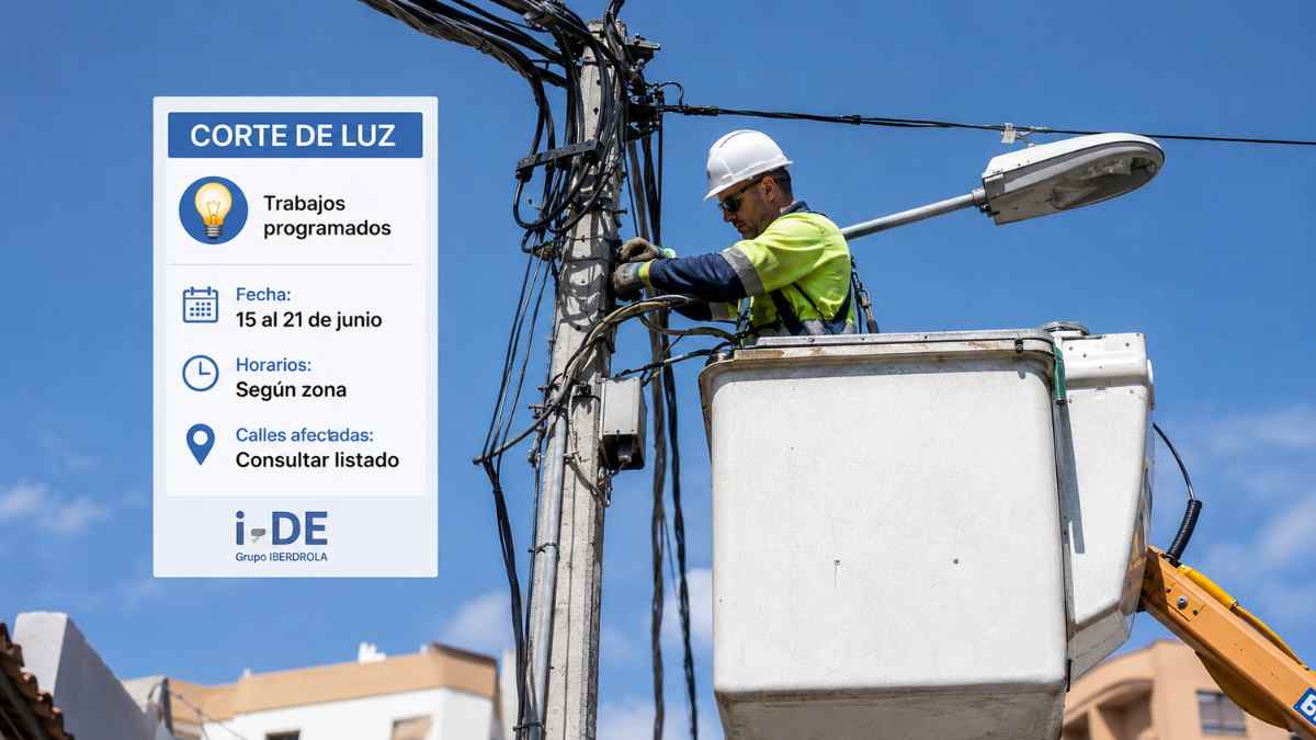 Operario realizando trabajos de mantenimiento eléctrico por cortes de luz programados en Madrid del 15 al 21 de junio.
