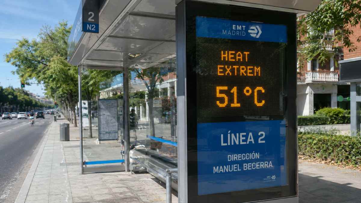 Marquesina de autobús de EMT Madrid mostrando una temperatura de 51 grados en un día de intenso calor.