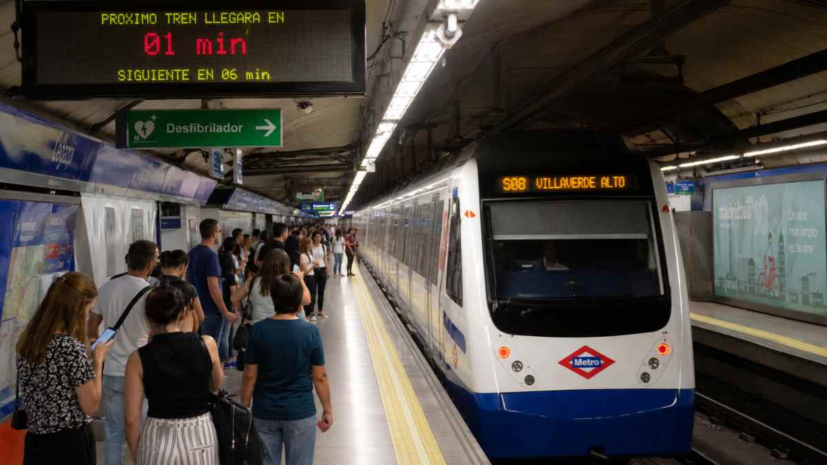 Metro de Madrid con viajeros esperando la lanzadera nocturna especial para el Iberdrola Music Festival en Villaverde Alto