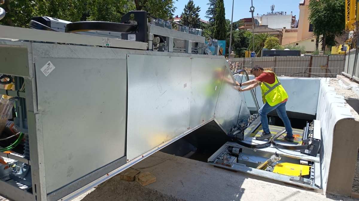 Operarios instalan una nueva escalera mecánica en una estación de Metro de Madrid dentro de las obras de accesibilidad.