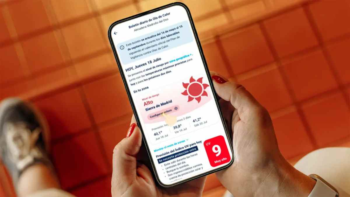 Usuario consulta en su móvil la alerta por calor de la Tarjeta Sanitaria Virtual de la Comunidad de Madrid.