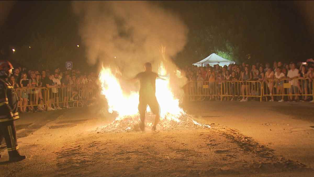 Vecinos participan en una hoguera durante la celebración de la Noche de San Juan en Madrid