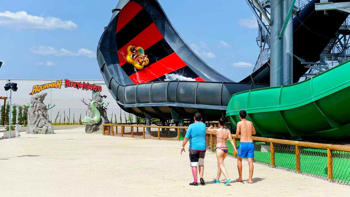 Parque Warner Beach con la atracción Aquaman Black Manta durante la temporada de verano 2026