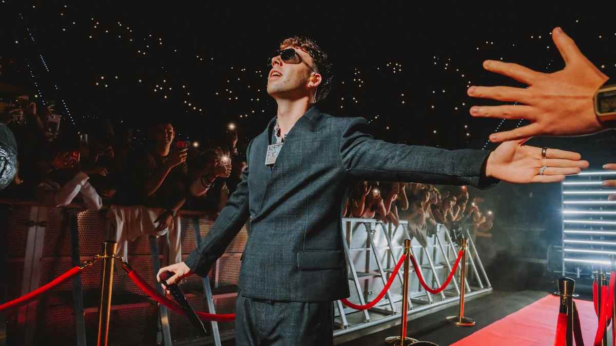 Quevedo durante un concierto en directo antes de la venta de entradas para sus conciertos de Madrid y Barcelona en 2027