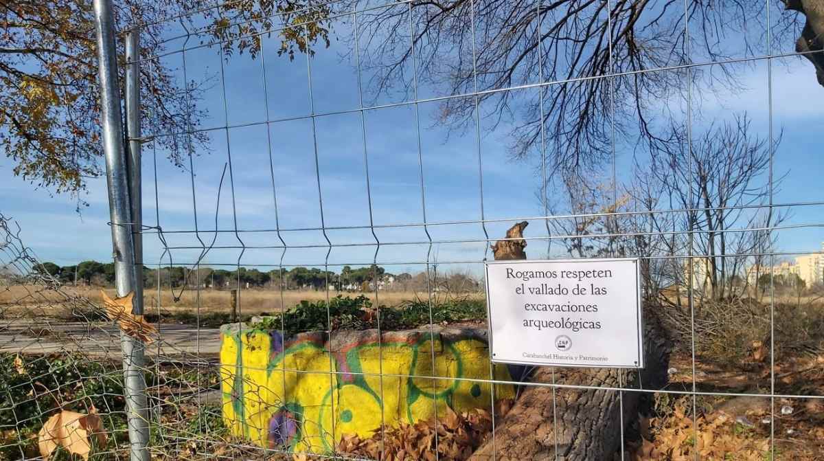 Yacimiento arqueológico de Carabanchel en Madrid con zona de excavaciones protegida por un vallado