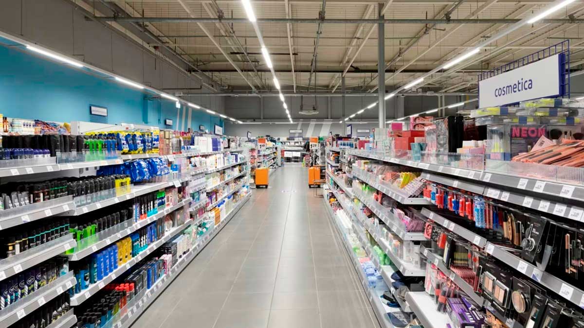 Pasillo de productos en Action Madrid Vallecas con ofertas por menos de un euro