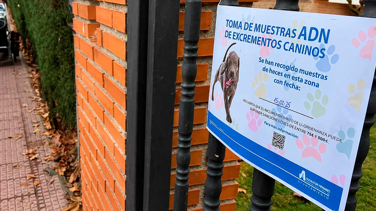 Cartel sobre recogida de muestras de ADN canino en Alcalá colocado en una verja