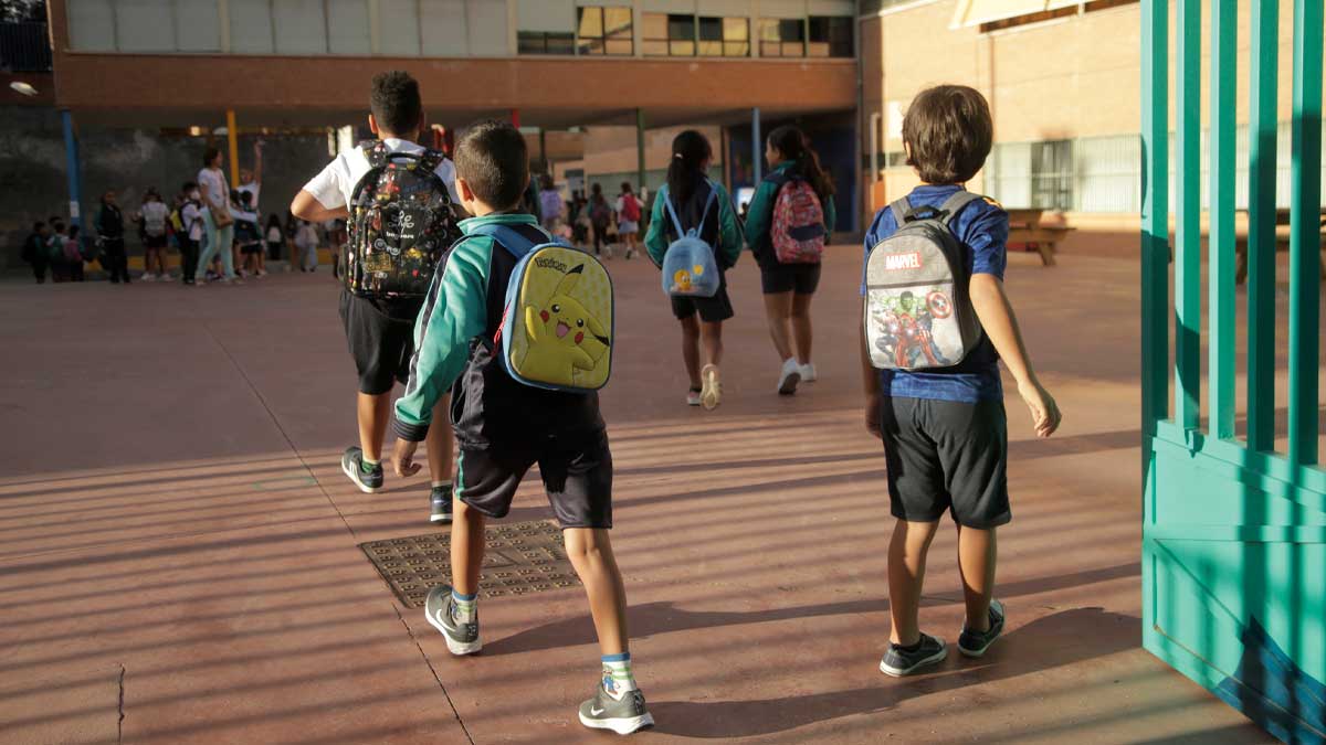 Niños con mochilas entrando al colegio en Madrid, inicio del calendario escolar 2026-2027