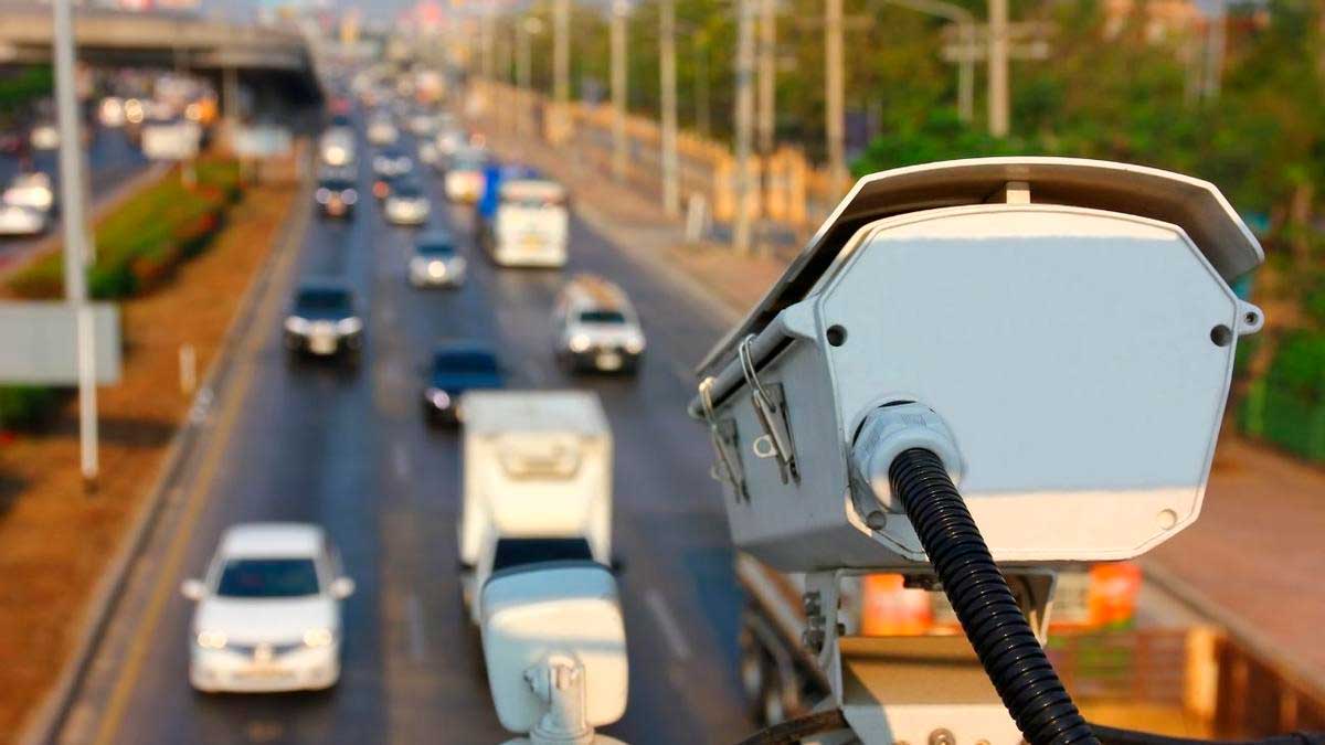 Cámaras inteligentes de tráfico en Madrid controlando la seguridad vial en una carretera concurrida