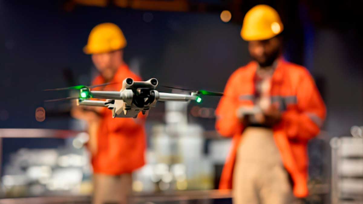 Centro de drones en Fuenlabrada con operarios controlando un dron en vuelo