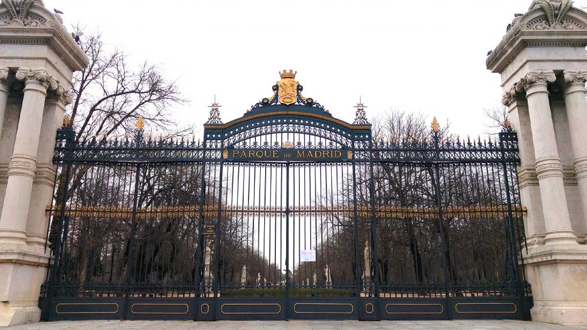 Puertas del Parque del Retiro en Madrid cerradas por viento en verano