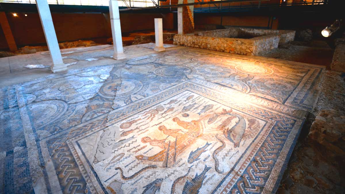 Mosaico romano en la ciudad romana de Complutum, detalle del yacimiento arqueológico