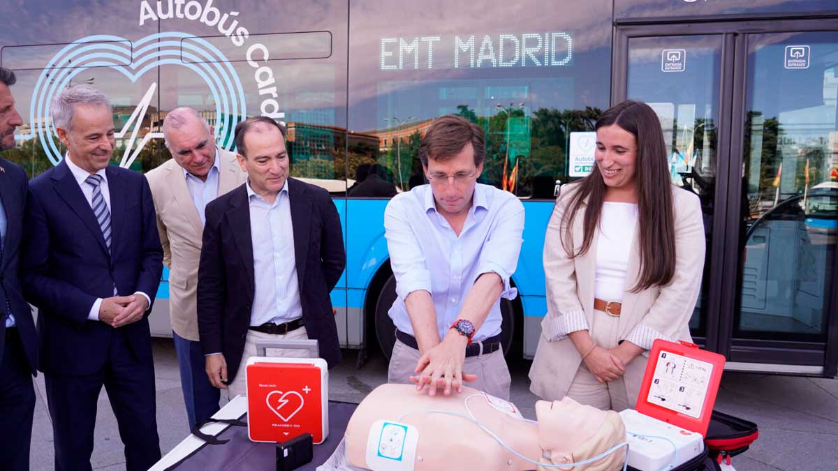 Demostración de desfibriladores en autobuses cardioprotegidos de la EMT Madrid