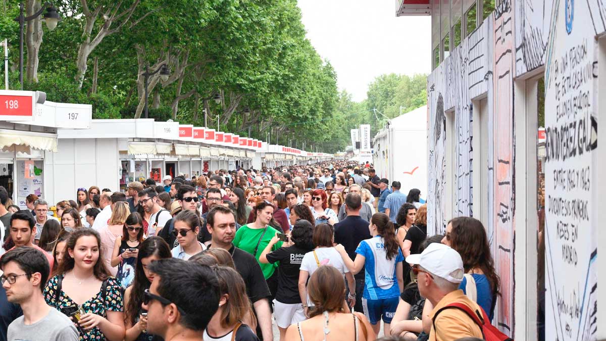 Multitud en la Feria del Libro de Madrid 2024, asistentes recorren casetas y expositores
