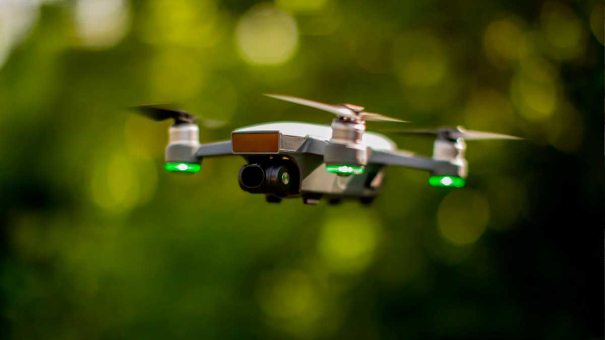 Drone utilizado para logística urbana sobrevolando un entorno natural en Madrid