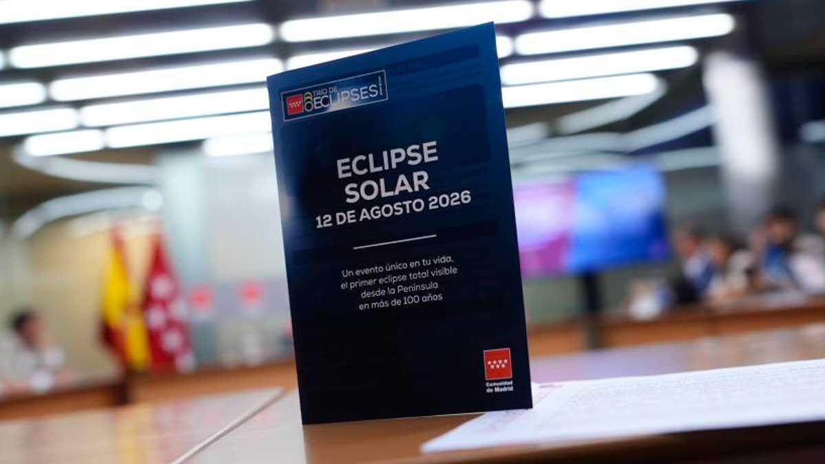 Cartel informativo sobre el eclipse solar de 2026 en Madrid en una sala de reuniones