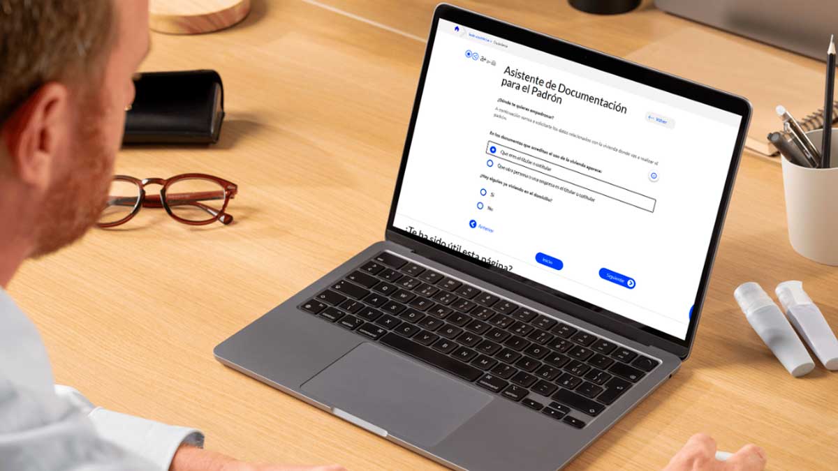 Persona realiza trámite de empadronamiento online en Madrid desde un portátil