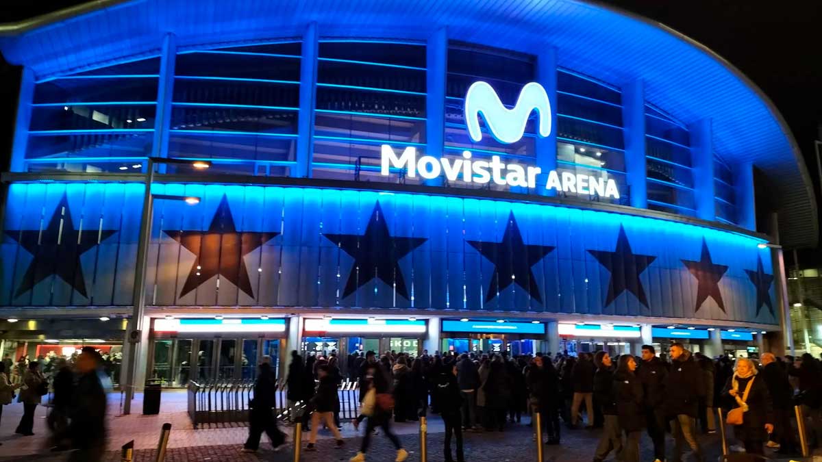 Fachada iluminada del Movistar Arena en Madrid durante la venta de entradas para la final del Mundial