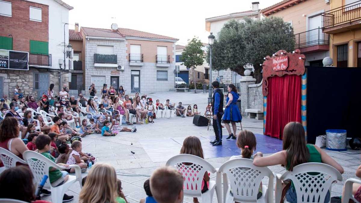 Espectáculo al aire libre en el festival Escenas de Verano en Madrid con público asistiendo gratis