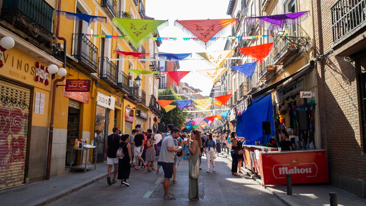 Calles decoradas y gente celebrando durante las fiestas de agosto en Madrid 2026