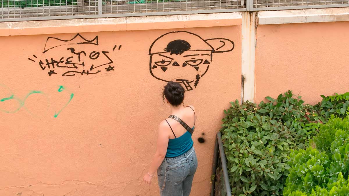 Grafitis en Galapagar detectados por drones policiales en una pared junto a una joven