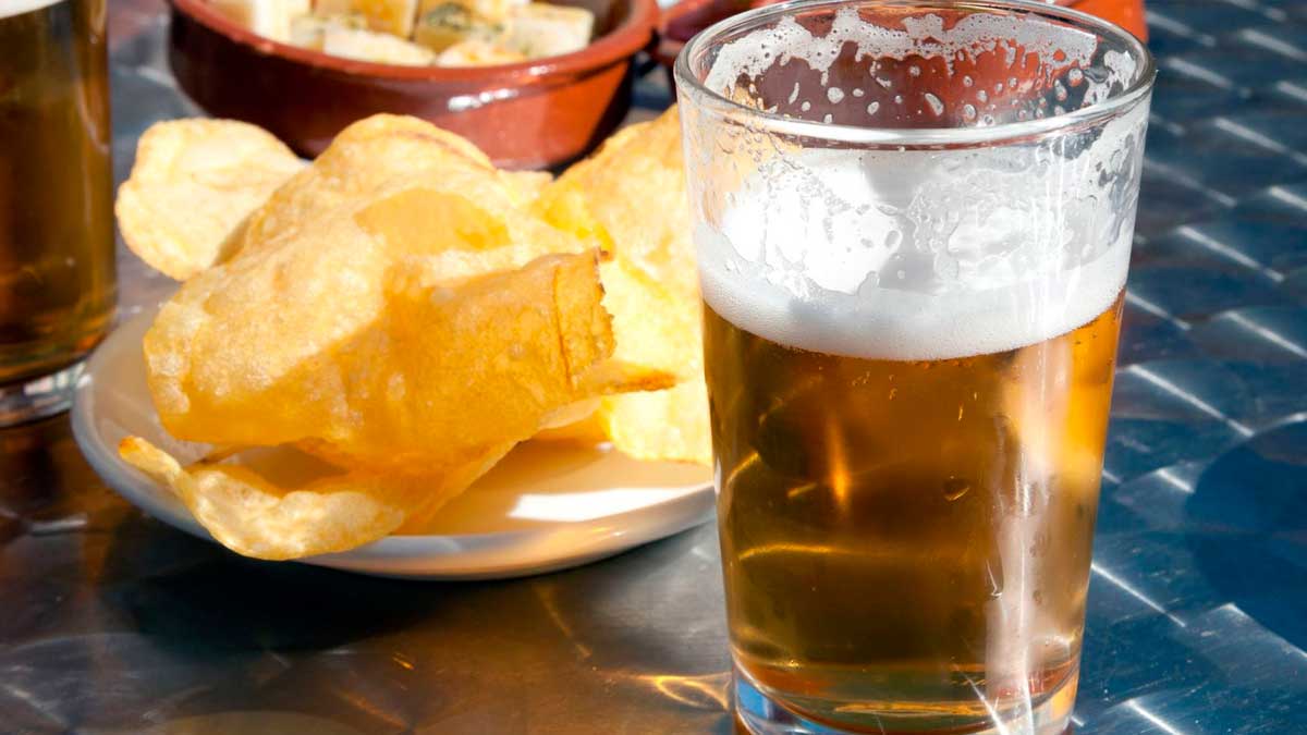 Caña de cerveza en Madrid acompañada de patatas, tendencia en bares