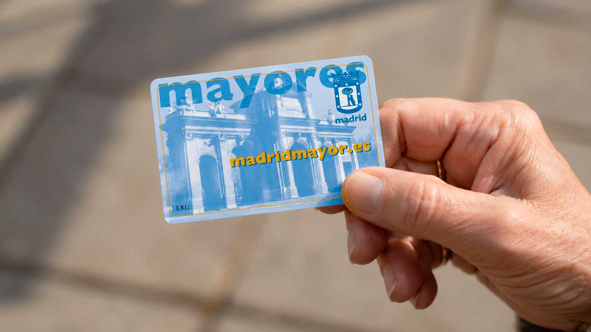 Persona sostiene la tarjeta Madrid Mayor para acceder a centros municipales de Madrid