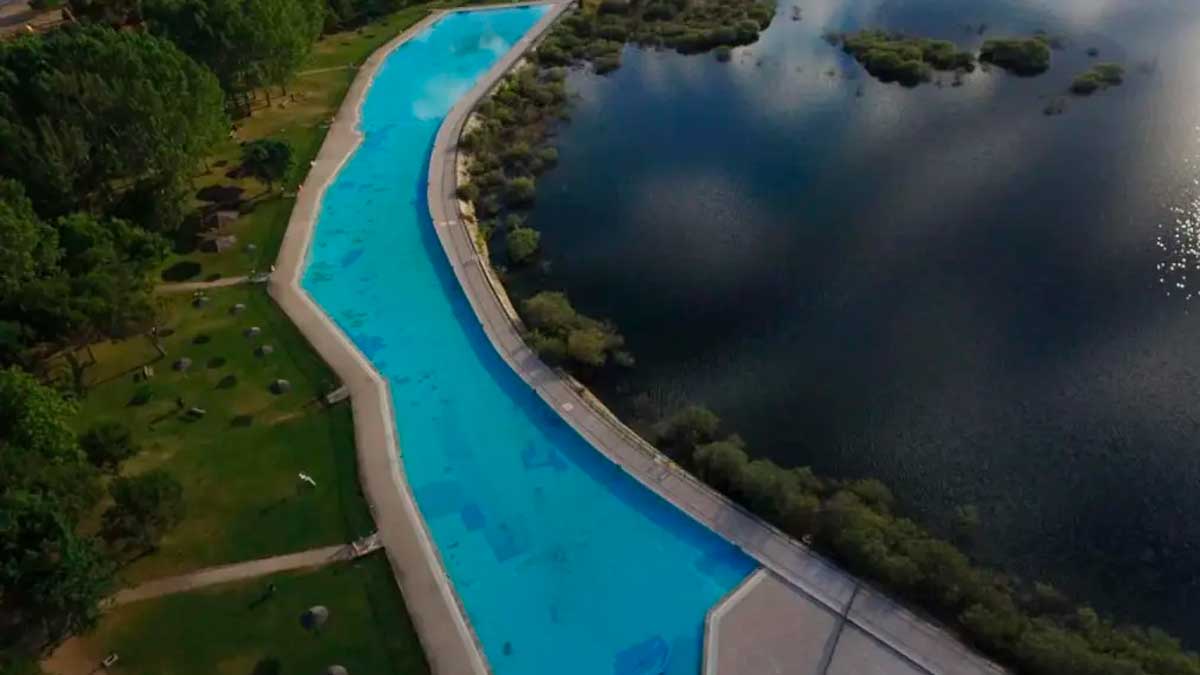 Piscina al aire libre en Madrid junto a un lago, una de las mejores piscinas de Madrid