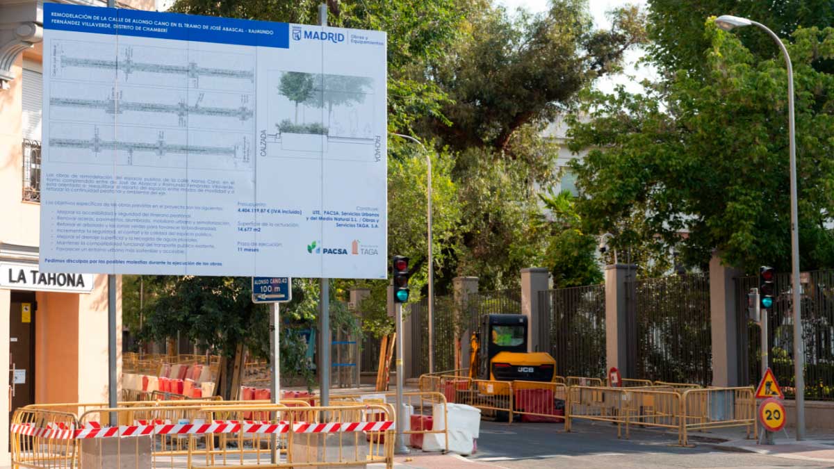 Obras en Alonso Cano Chamberí con maquinaria y señalización vial en Madrid