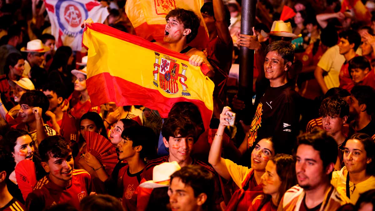 Aficionados celebran con banderas de España en Colón por la final España-Argentina