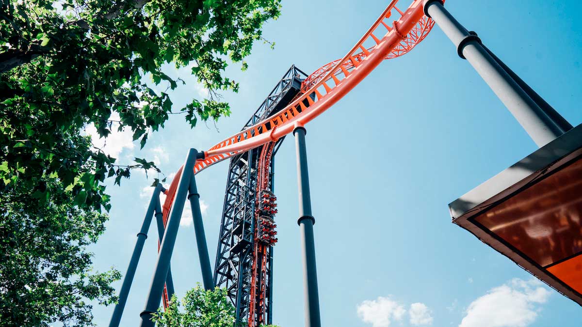Montaña rusa en el Parque de Atracciones de Madrid durante un día soleado