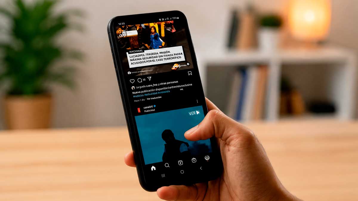 Usuario navega el scroll infinito de Instagram en un smartphone, tema Bruselas exige a Meta frenar su uso
