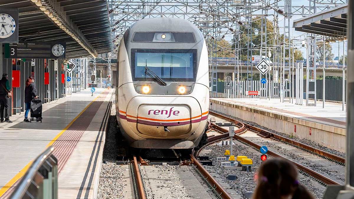Tren de Renfe en estación durante servicios mínimos de Alta Velocidad el 31J